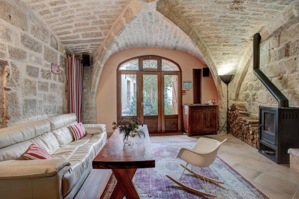 Stunning Medieval Getaway Вик-ла-Гардьоль Экстерьер фото