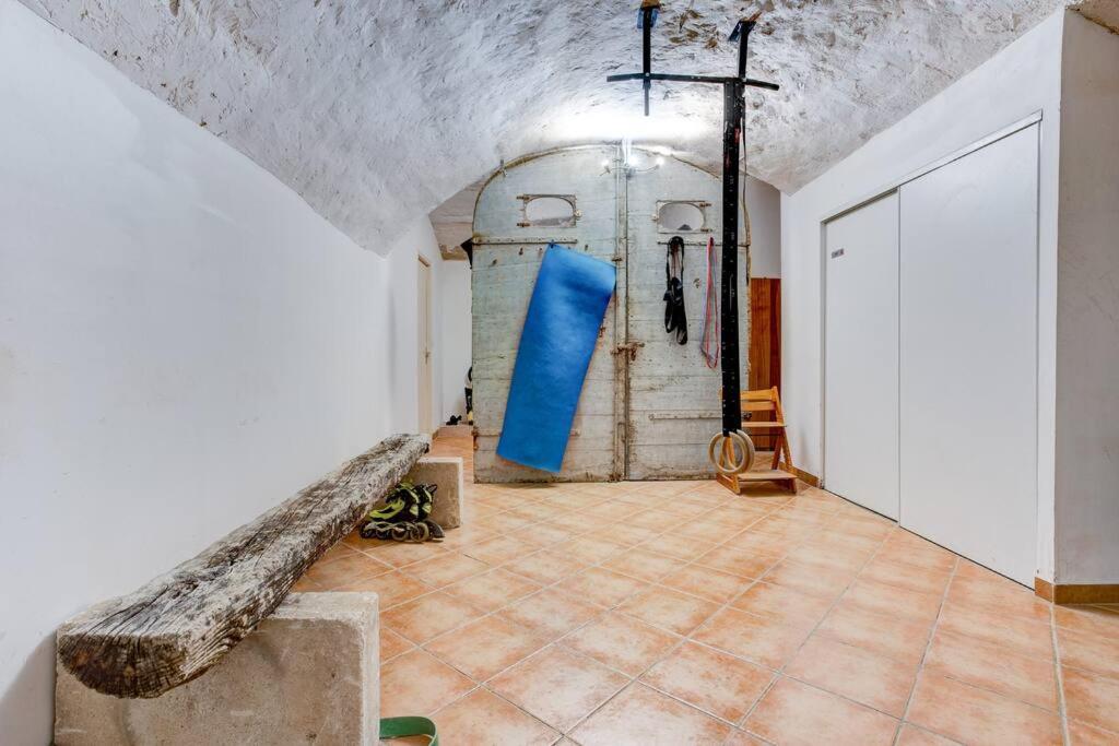 Stunning Medieval Getaway Вик-ла-Гардьоль Экстерьер фото