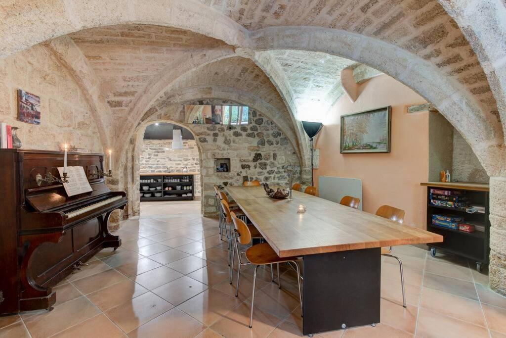 Stunning Medieval Getaway Вик-ла-Гардьоль Экстерьер фото