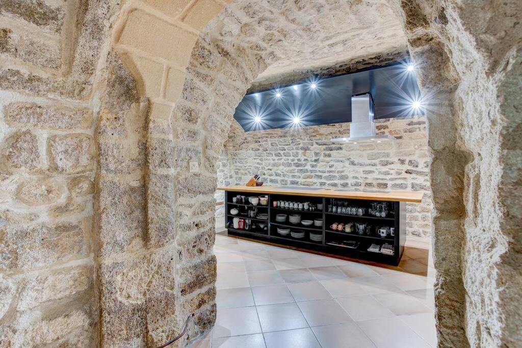 Stunning Medieval Getaway Вик-ла-Гардьоль Экстерьер фото